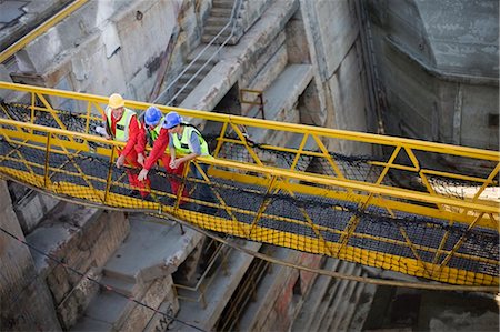pasaje - Workers going over bridge in dockyard Foto de stock - Sin royalties Premium, Código: 649-03796385