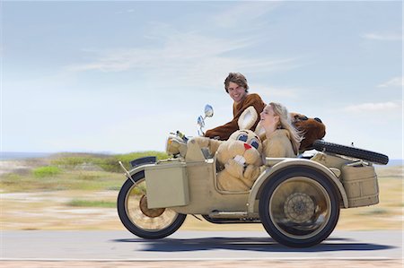 Disguised couple on motorbike Foto de stock - Sin royalties Premium, Código: 649-03796411