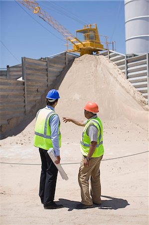 Architect inspecting the building lot Foto de stock - Sin royalties Premium, Código: 649-03796507