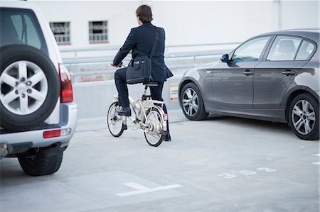 Homme parking vélo Photographie de stock - Premium Libres de Droits, Code: 649-03796549