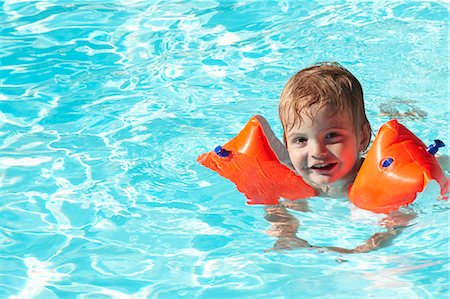 Baby boy swimming with water wings Foto de stock - Sin royalties Premium, Código: 649-03796765