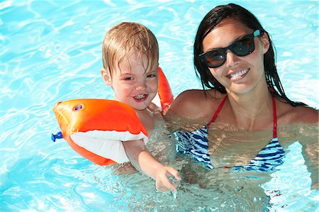 flotadores - Mother and son playing in swimming pool Foto de stock - Sin royalties Premium, Código: 649-03796776