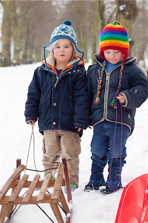 Two little boys in the snow Foto de stock - Royalty Free Premium, Número: 649-03796805