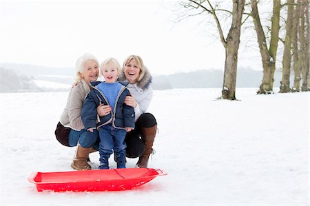 simsearch:400-04216383,k - A boy, his Mum and Granny in the snow Foto de stock - Royalty Free Premium, Número: 649-03796808