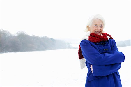 Une femme senior dans un paysage enneigé Photographie de stock - Premium Libres de Droits, Code: 649-03796817