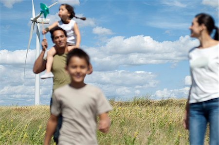 Famille sur un projet de parc éolien Photographie de stock - Premium Libres de Droits, Code: 649-03797014