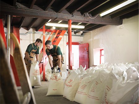 fábrica de cerveza - Workers with sacks of grain in brewery Foto de stock - Sin royalties Premium, Código: 649-03797258