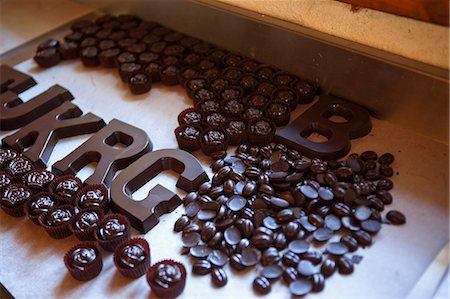Chocolat pose sur une table Photographie de stock - Premium Libres de Droits, Code: 649-03797463