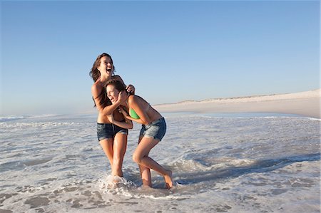 patauger - Deux jeunes filles sur la plage Photographie de stock - Premium Libres de Droits, Code: 649-03797498