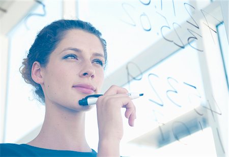 escribiendo - Woman writes on glass Foto de stock - Sin royalties Premium, Código: 649-03797576