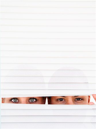 espion - Deux femmes regarder à travers les stores Photographie de stock - Premium Libres de Droits, Code: 649-03797592