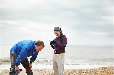 Fitness instructor with man on beach Foto de stock - Sin royalties Premium, Código: 649-03816935