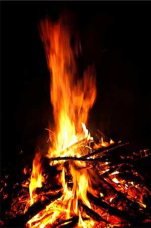 Un feu de joie dans la nuit Photographie de stock - Premium Libres de Droits, Code: 649-03817177