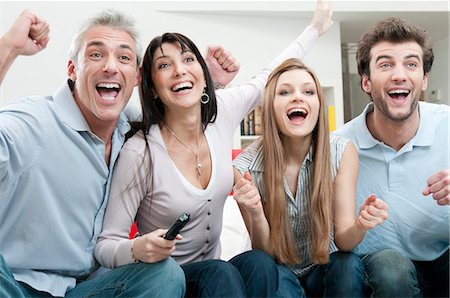 Excited friends watching sport on TV Foto de stock - Sin royalties Premium, Código: 649-03817381