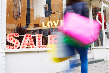 Femme en passant devant la boutique Photographie de stock - Premium Libres de Droits, Code: 649-03817690