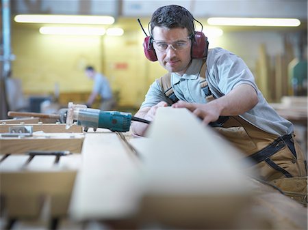 Woodworker in workshop Foto de stock - Sin royalties Premium, Código: 649-03817810
