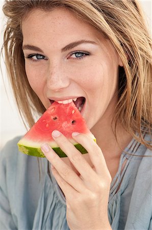 simsearch:649-07905189,k - Femme mangeant melon d'eau Photographie de stock - Premium Libres de Droits, Code: 649-03817942