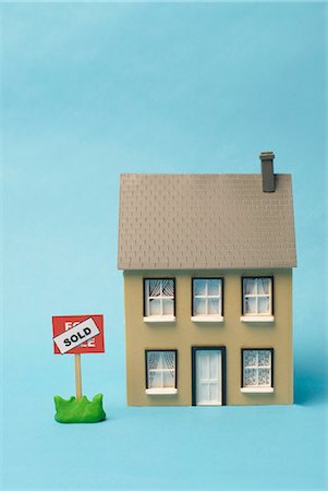 Model house with sold sign outside Foto de stock - Sin royalties Premium, Código: 649-03817998