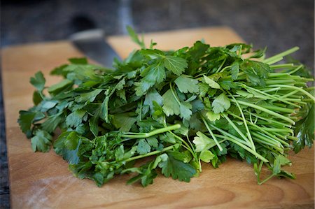 perejil - Parsley on cutting board Foto de stock - Sin royalties Premium, Código: 649-03818070