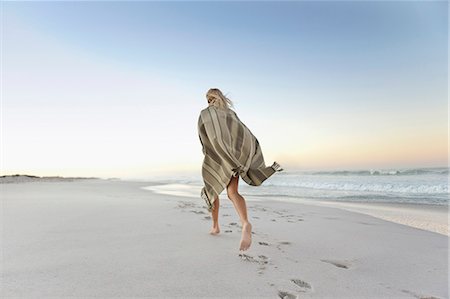 envuelto - Girl running on beach Foto de stock - Sin royalties Premium, Código: 649-03818127