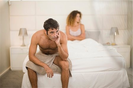 Couple arguing in bedroom Foto de stock - Sin royalties Premium, Código: 649-03857221