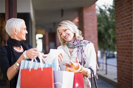 simsearch:6122-07703185,k - Older women carrying shopping bags Foto de stock - Sin royalties Premium, Código: 649-03857243