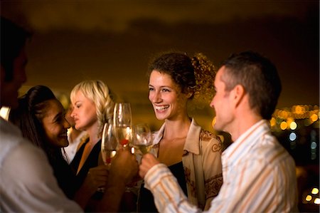 friends drinking alcohol - People having wine on terrace at night Foto de stock - Sin royalties Premium, Código: 649-03857286