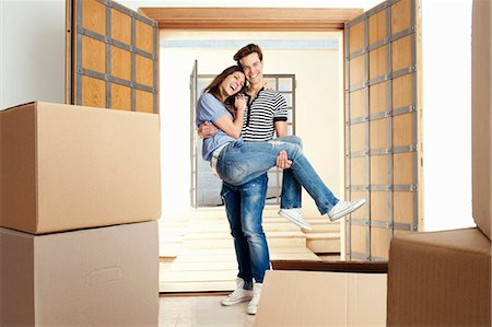 Man carrying girlfriend over threshold Foto de stock - Sin royalties Premium, Código: 649-03857337