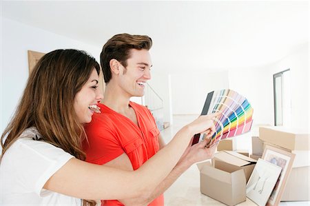 simsearch:6113-07762202,k - Couple picking out paint in new home Foto de stock - Sin royalties Premium, Código: 649-03857353