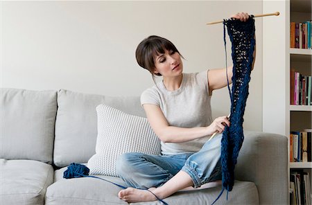 simsearch:649-03857409,k - Woman examining knitting in living room Foto de stock - Sin royalties Premium, Código: 649-03857409