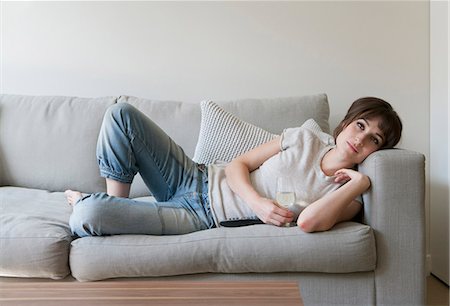 Woman drinking wine on couch Foto de stock - Sin royalties Premium, Código: 649-03857410