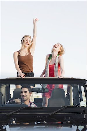 despreocupado - Women standing in jeep on road trip Foto de stock - Sin royalties Premium, Código: 649-03857440