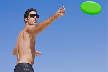 Man throwing a frisbee Foto de stock - Sin royalties Premium, Código: 649-03857465