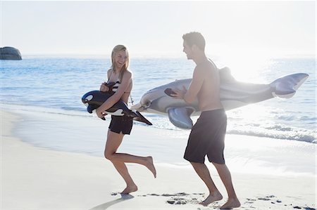 Couple jouant avec des jouets sur la plage Photographie de stock - Premium Libres de Droits, Code: 649-03857492