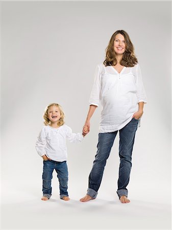 Pregnant woman holding daughter's hand Foto de stock - Sin royalties Premium, Código: 649-03857514