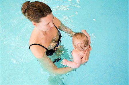 simsearch:649-05819763,k - Femme et bébé en piscine Photographie de stock - Premium Libres de Droits, Code: 649-03857541