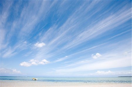 Bateau sur l'océan, sur fond de ciel bleu Photographie de stock - Premium Libres de Droits, Code: 649-03857642