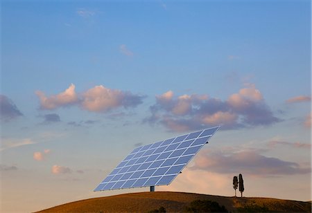 Panneau solaire sur la colline Photographie de stock - Premium Libres de Droits, Code: 649-03857795