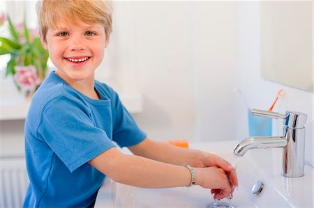 simsearch:6122-08229162,k - Boy washing his hands Foto de stock - Sin royalties Premium, Código: 649-03857844