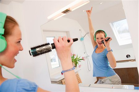 Girl singing in bathroom Foto de stock - Royalty Free Premium, Número: 649-03857847