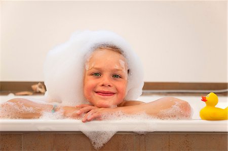 simsearch:693-06018571,k - Boy covered in bubbles in bathtub Fotografie stock - Premium Royalty-Free, Codice: 649-03857880