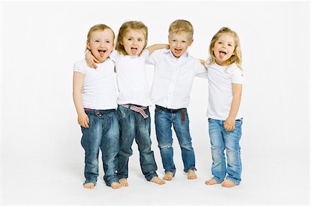 sortir la langue - Quatre jeunes enfants sortant des langues Photographie de stock - Premium Libres de Droits, Code: 649-03857894
