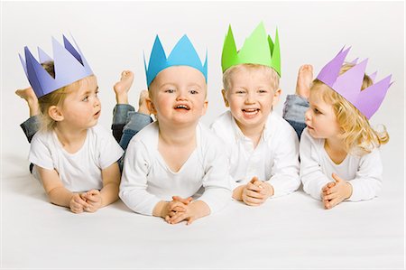 simsearch:649-06432763,k - Toddlers wearing paper crowns Foto de stock - Sin royalties Premium, Código: 649-03857905