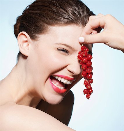 Woman holding bunch of cranberries Foto de stock - Sin royalties Premium, Código: 649-03857993