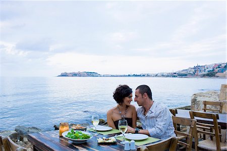 Couple eating at waterfront cafe Foto de stock - Sin royalties Premium, Código: 649-03858005