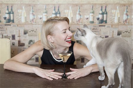 Woman drinking martini with cat Foto de stock - Sin royalties Premium, Código: 649-03858039