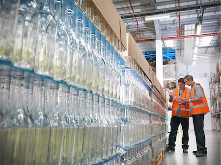Factory workers examining bottles Foto de stock - Sin royalties Premium, Código: 649-03858187