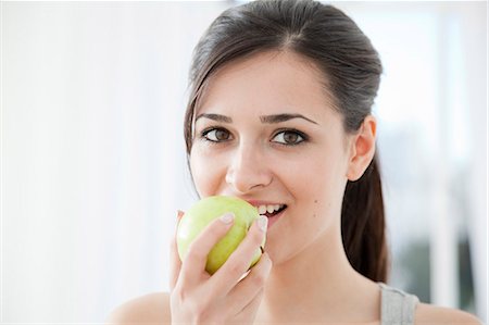 régime - Femme mange une pomme Photographie de stock - Premium Libres de Droits, Code: 649-03858325