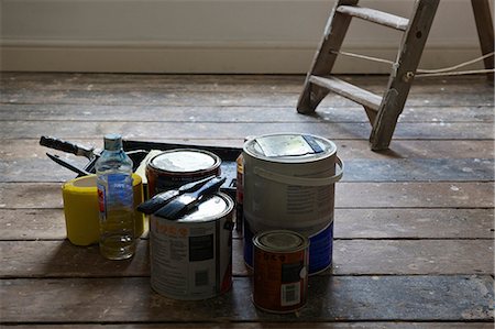 shropshire - Paint cans and brushes in empty house Fotografie stock - Premium Royalty-Free, Codice: 649-03858365