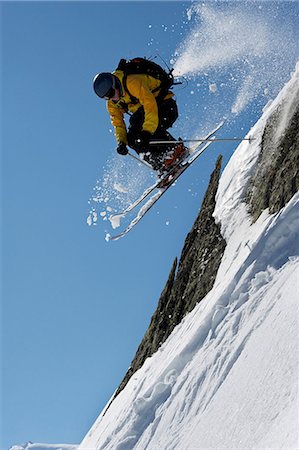 simsearch:649-02290283,k - Skier jumping over steep mountain face Foto de stock - Sin royalties Premium, Código: 649-03858378